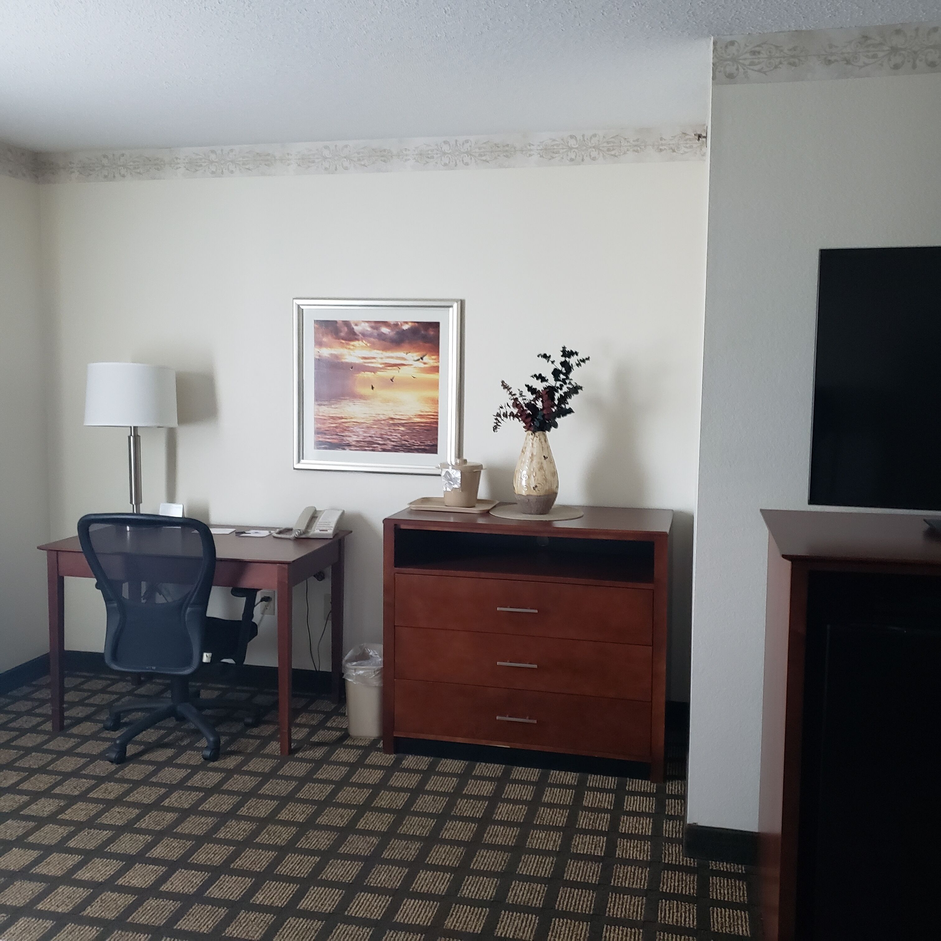 standard room, 1 king bed | living area | flat-screen tv