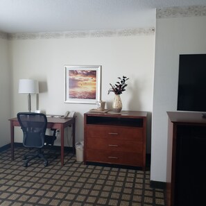 Quarto standard, 1 cama King | Área de estar | TV de tela plana