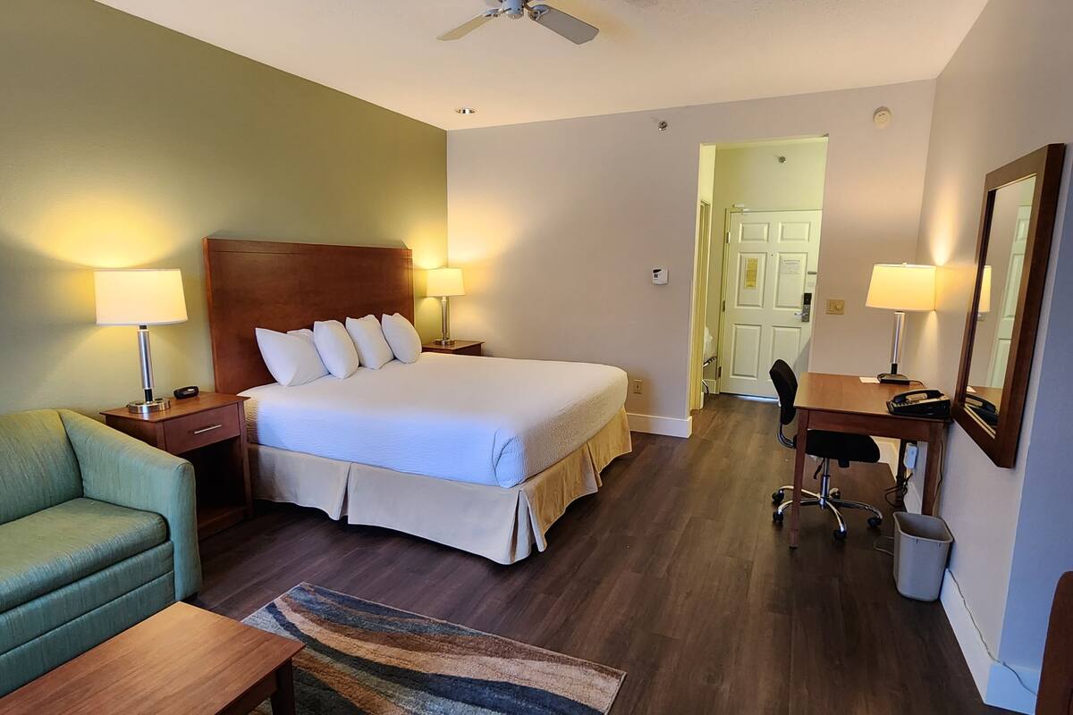 room, 1 king bed, non smoking | iron/ironing board, free cots/infant beds, free wifi, bed sheets