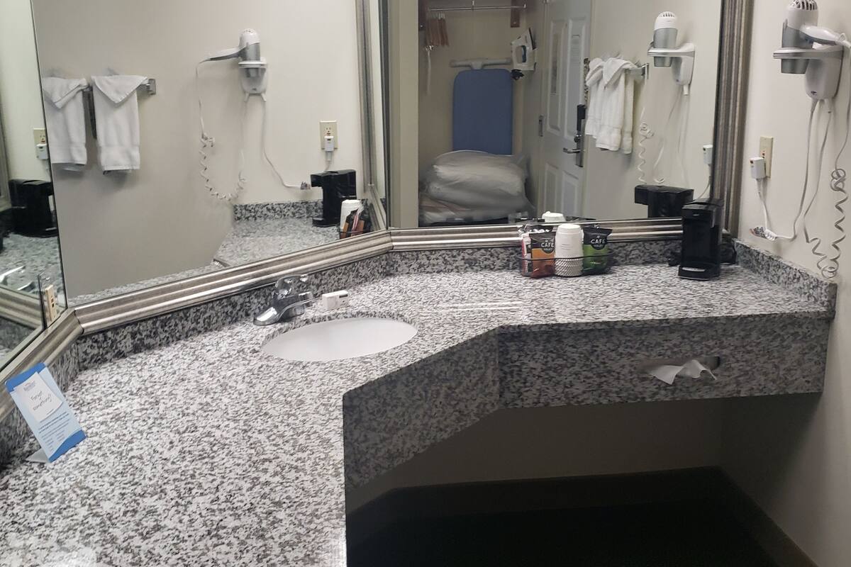 suite, 1 king bed, jetted tub | iron/ironing board, free cots/infant beds, free wifi, bed sheets