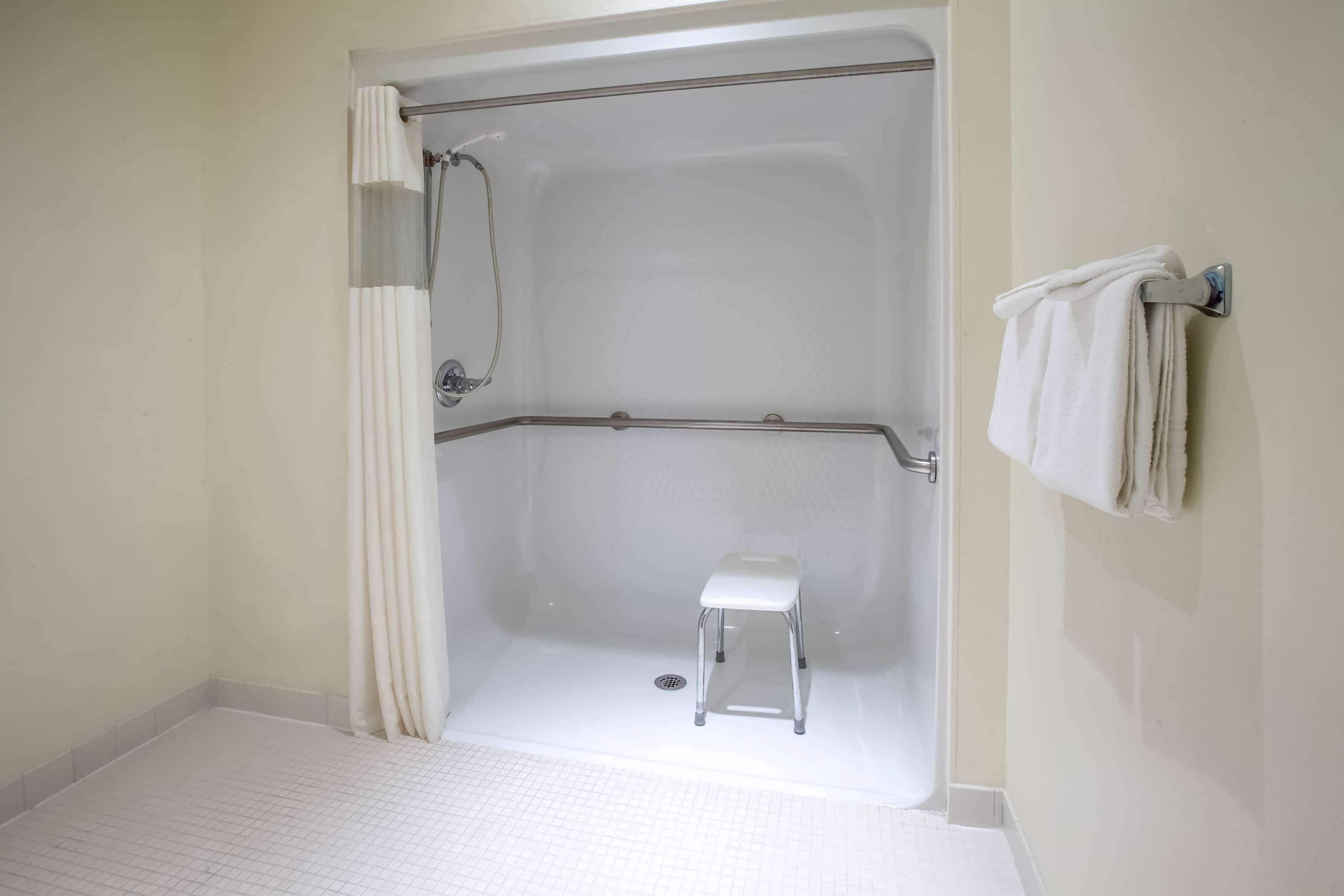standard room, 1 queen bed, accessible | bathroom | combined shower/bathtub, free toiletries, hair dryer, towels