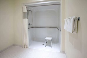 Kamar Standar, 1 Tempat Tidur Queen, akses difabel | Kamar mandi | Kombinasi shower/bathtub dan perlengkapan mandi gratis