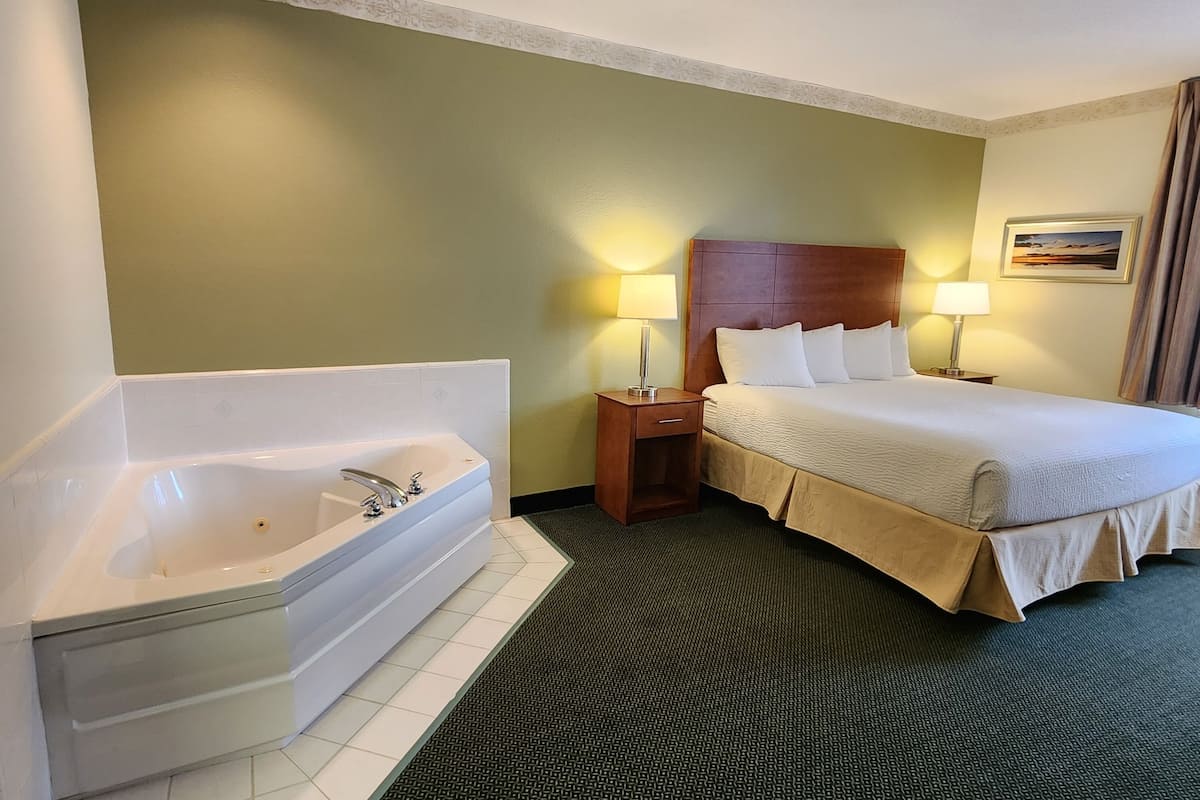 standard room, 1 king bed, jetted tub | iron/ironing board, free cots/infant beds, free wifi, bed sheets