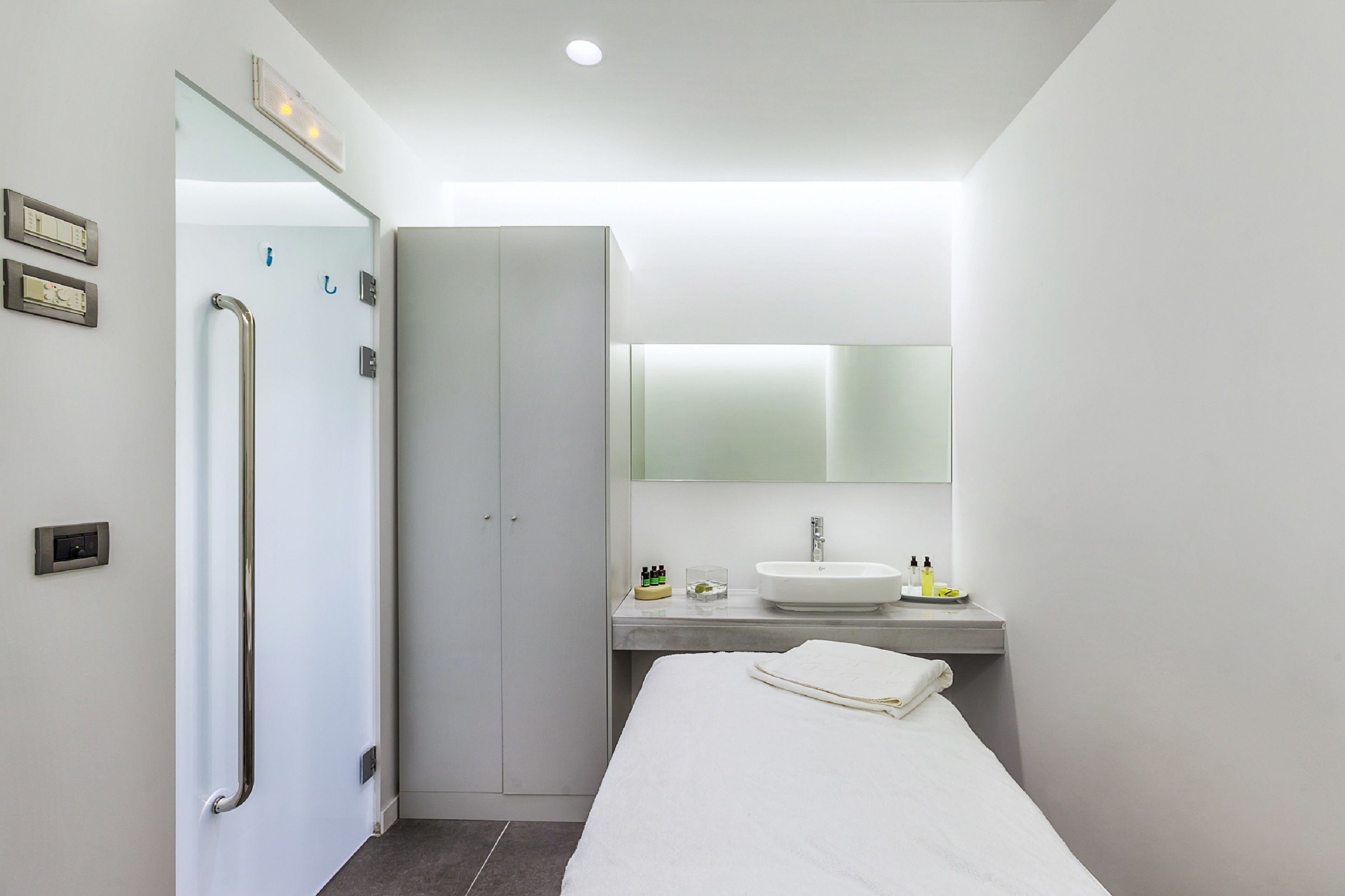 Un baño moderno con ducha, inodoro y lavamanos.