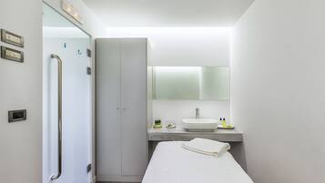 Un baño moderno con ducha, inodoro y lavamanos.
