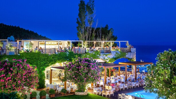 A hotel with outdoor dining areas, a pool, and a view of the sea. - Skiathos Palace Hotel (Skiathos)