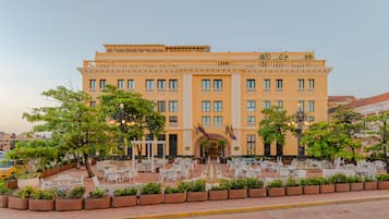 Vista frontal de la propiedad por la tarde o noche