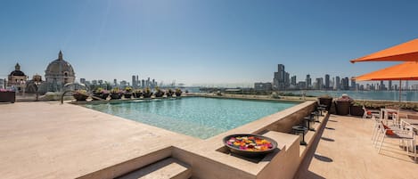 Piscine extérieure, parasols de plage, chaises longues