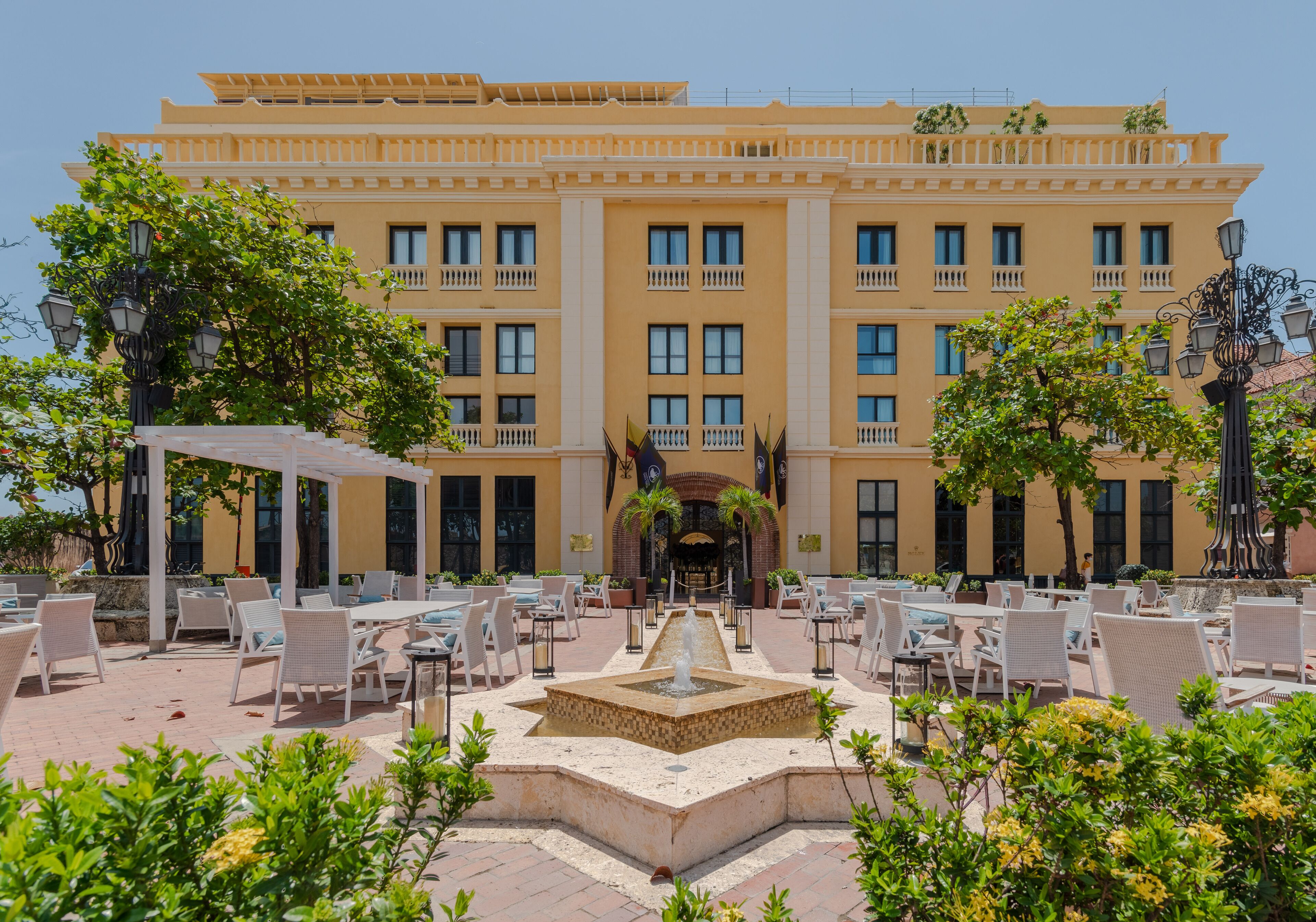 Un hôtel doté d’une cour intérieure, d’un espace extérieur aménagé et d’une fontaine.
