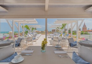 3 restaurants, spécialités Cuisine locale et internationale