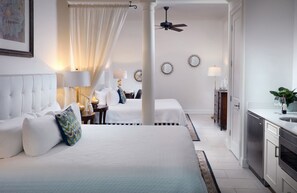 414 Premier Two King | Nệm có lớp đệm bông, minibar, két bảo mật tại phòng 
