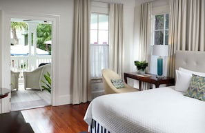 414 Balcony Deluxe | Pillowtop-patjalliset sängyt, minibaari, tallelokero huoneessa