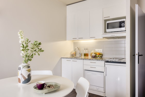 Appartement, 1 chambre | Cuisine privée | Réfrigérateur, four à micro-ondes, surface de cuisson, lave-vaisselle