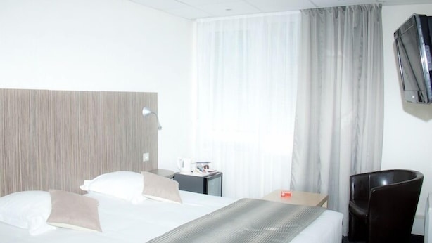 Comfort Double or Twin Room | Desk, blackout drapes, iron/ironing board (on request), WiFi (free) - Nord Hotel Lille (Lille)