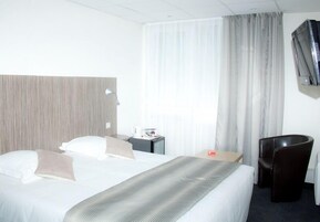 Comfort Double or Twin Room | Desk, blackout drapes, iron/ironing board, free WiFi