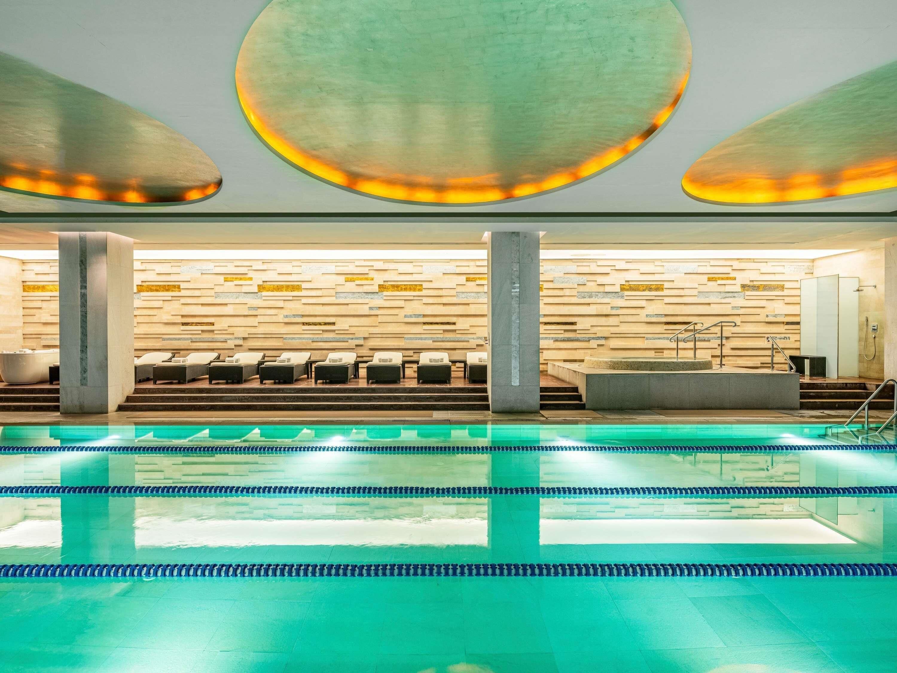 Piscine couverte, piscine extérieure (ouverte en saison)