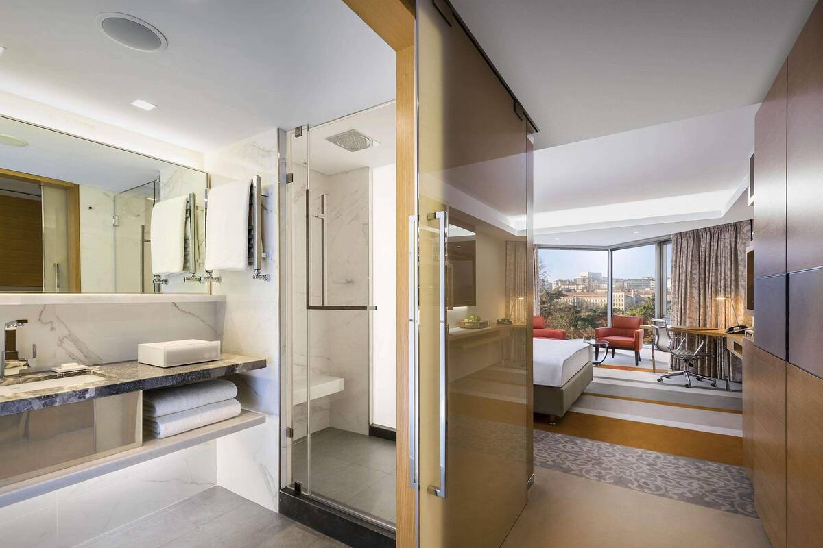 1 bedroom, hypo-allergenic bedding, minibar, in-room safe