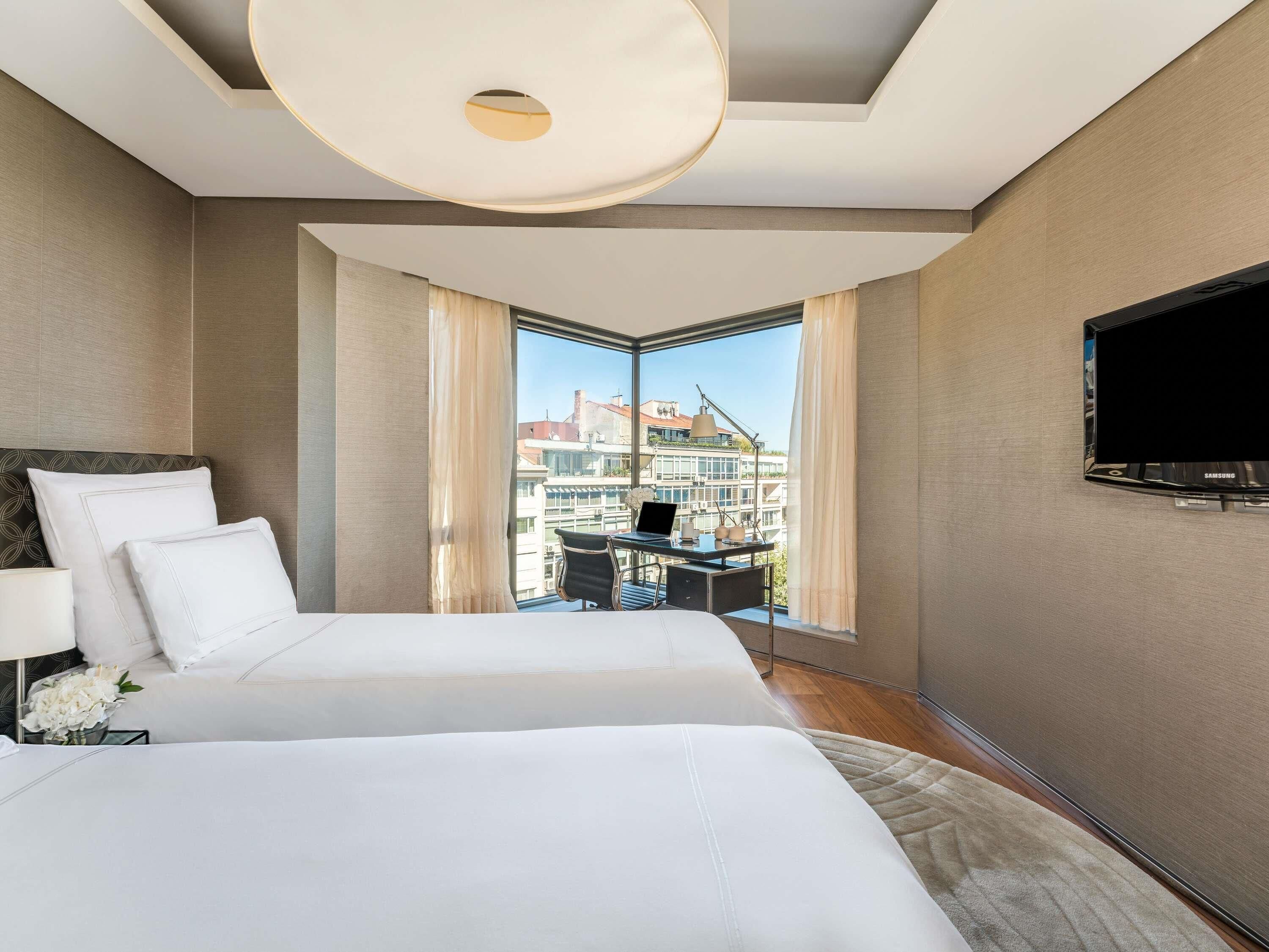 Hypo-allergenic bedding, minibar, in-room safe, desk