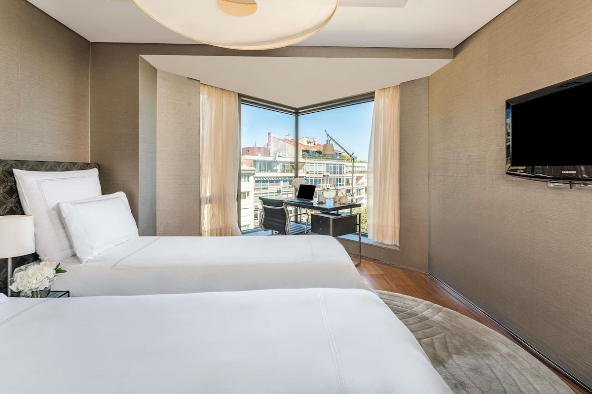 Hypo-allergenic bedding, minibar, in-room safe, desk