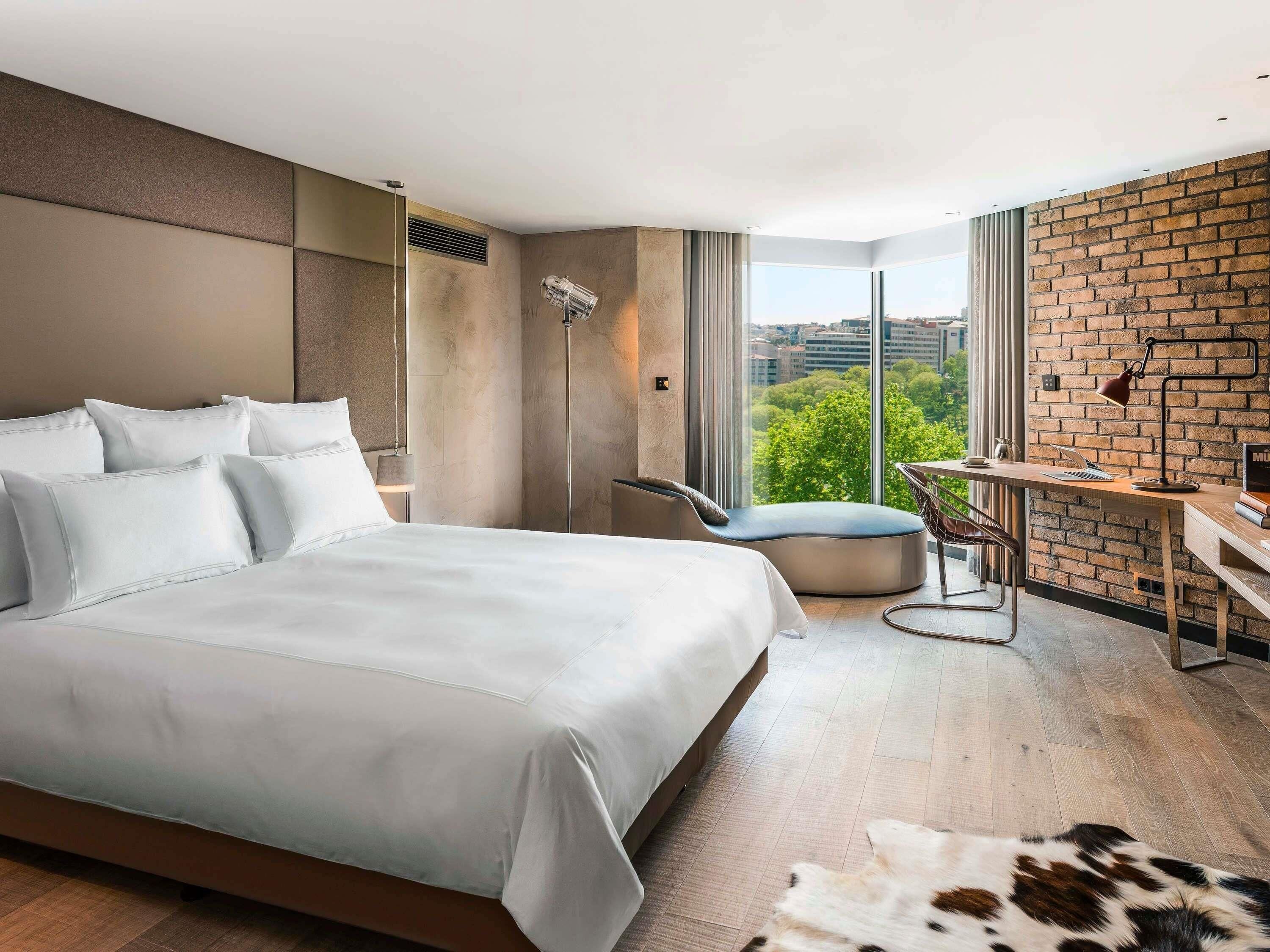 Hypo-allergenic bedding, minibar, in-room safe, desk