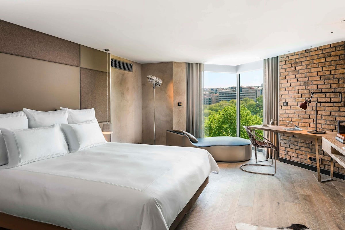 1 bedroom, hypo-allergenic bedding, minibar, in-room safe