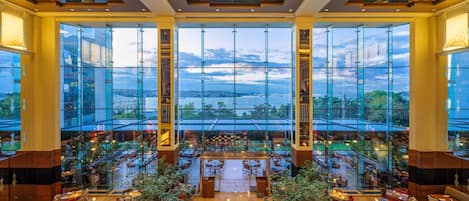 8 restauranter; serverer morgenmad, frokost og internationale retter