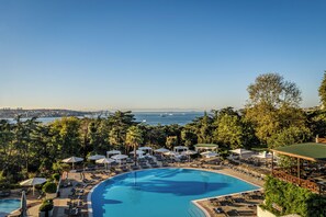 Indoor pool, seasonal outdoor pool, pool cabanas (surcharge) - Swissotel The Bosphorus Istanbul (Istanbul)
