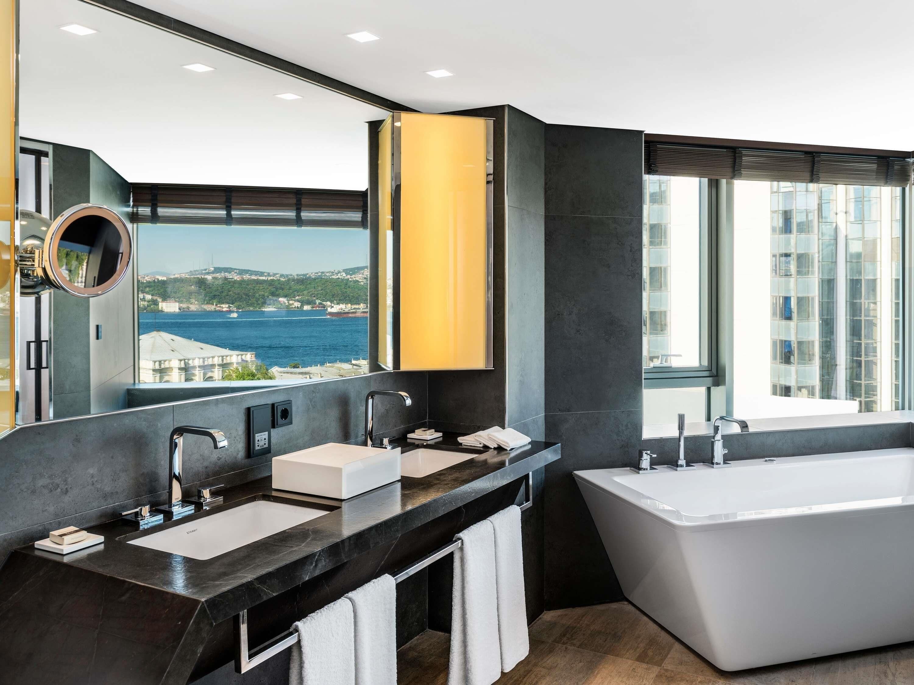 Signature Loft, 1 Double Bed with executive lounge access | Hypo-allergenic bedding, minibar, in-room safe, desk