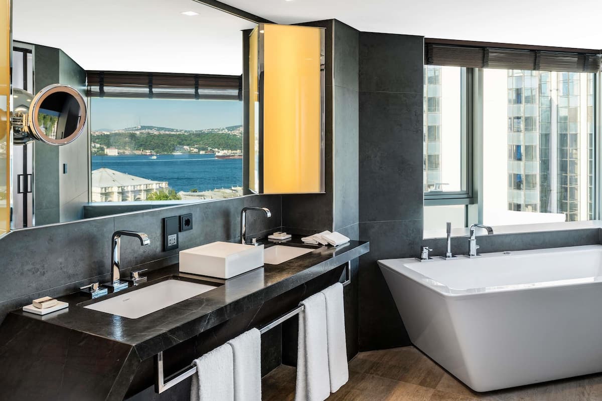 Signature Loft, 1 Double Bed with executive lounge access | Hypo-allergenic bedding, minibar, in-room safe, desk