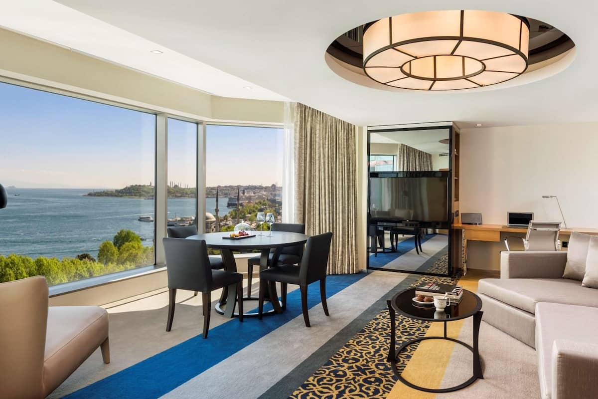Deluxe Suite, 1 King Bed with Sofa bed (Bosphorus View) with executive lounge access | Hypo-allergenic bedding, minibar, in-room safe, desk