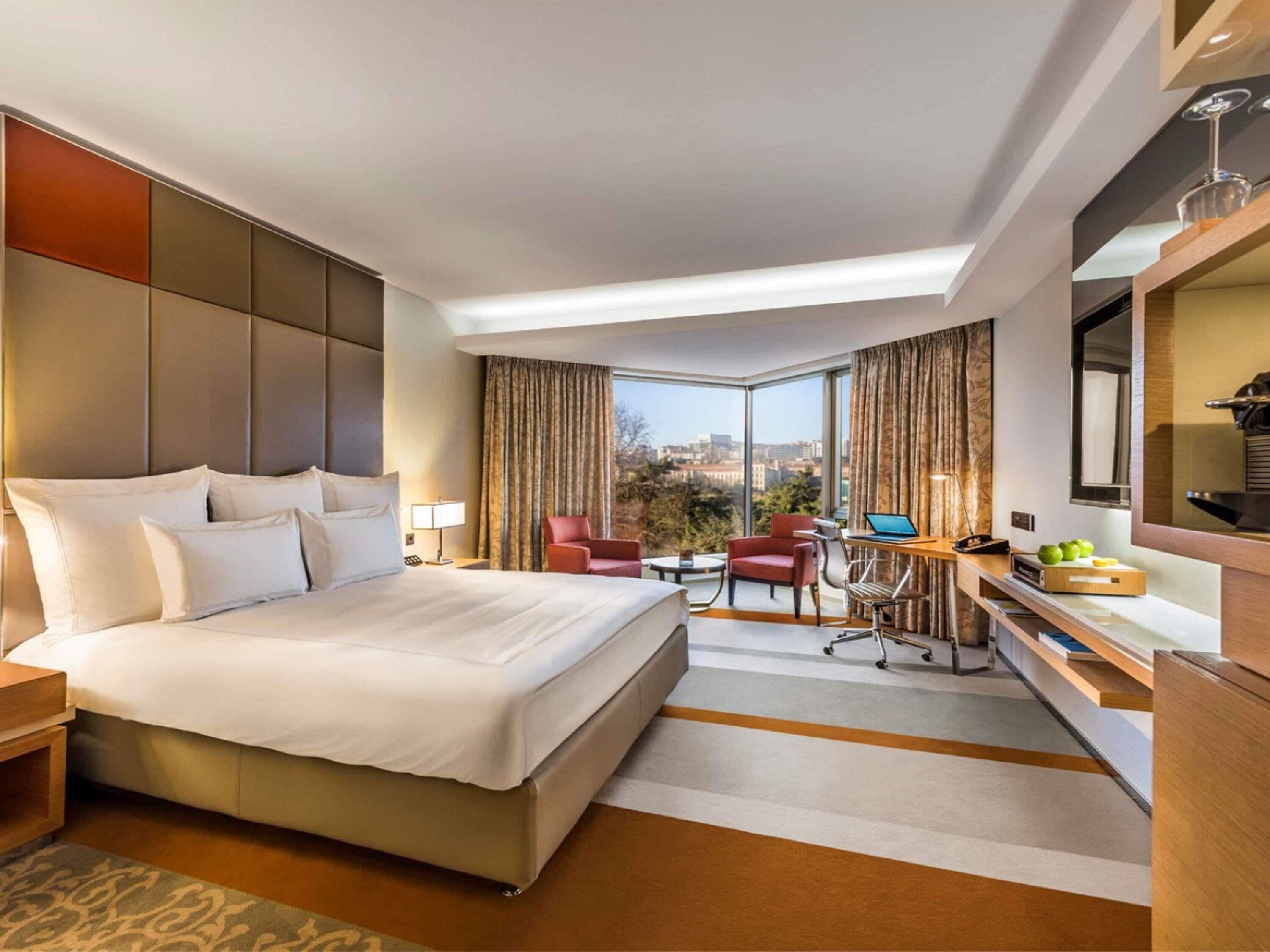 Hypo-allergenic bedding, minibar, in-room safe, desk