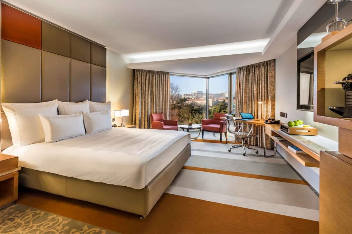 1 bedroom, hypo-allergenic bedding, minibar, in-room safe