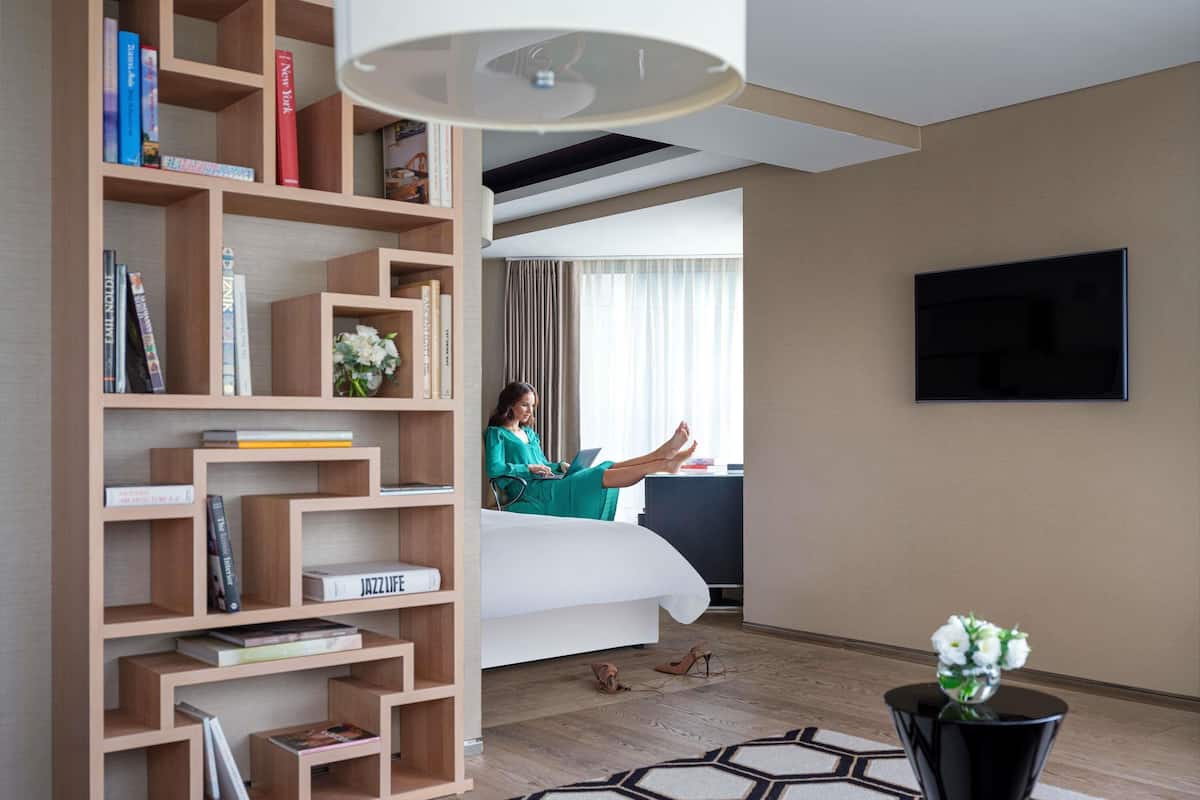 1 bedroom, hypo-allergenic bedding, minibar, in-room safe