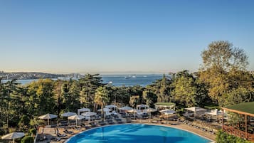 Innenpool, Außenpool (je nach Saison geöffnet), Cabañas (gegen Gebühr)