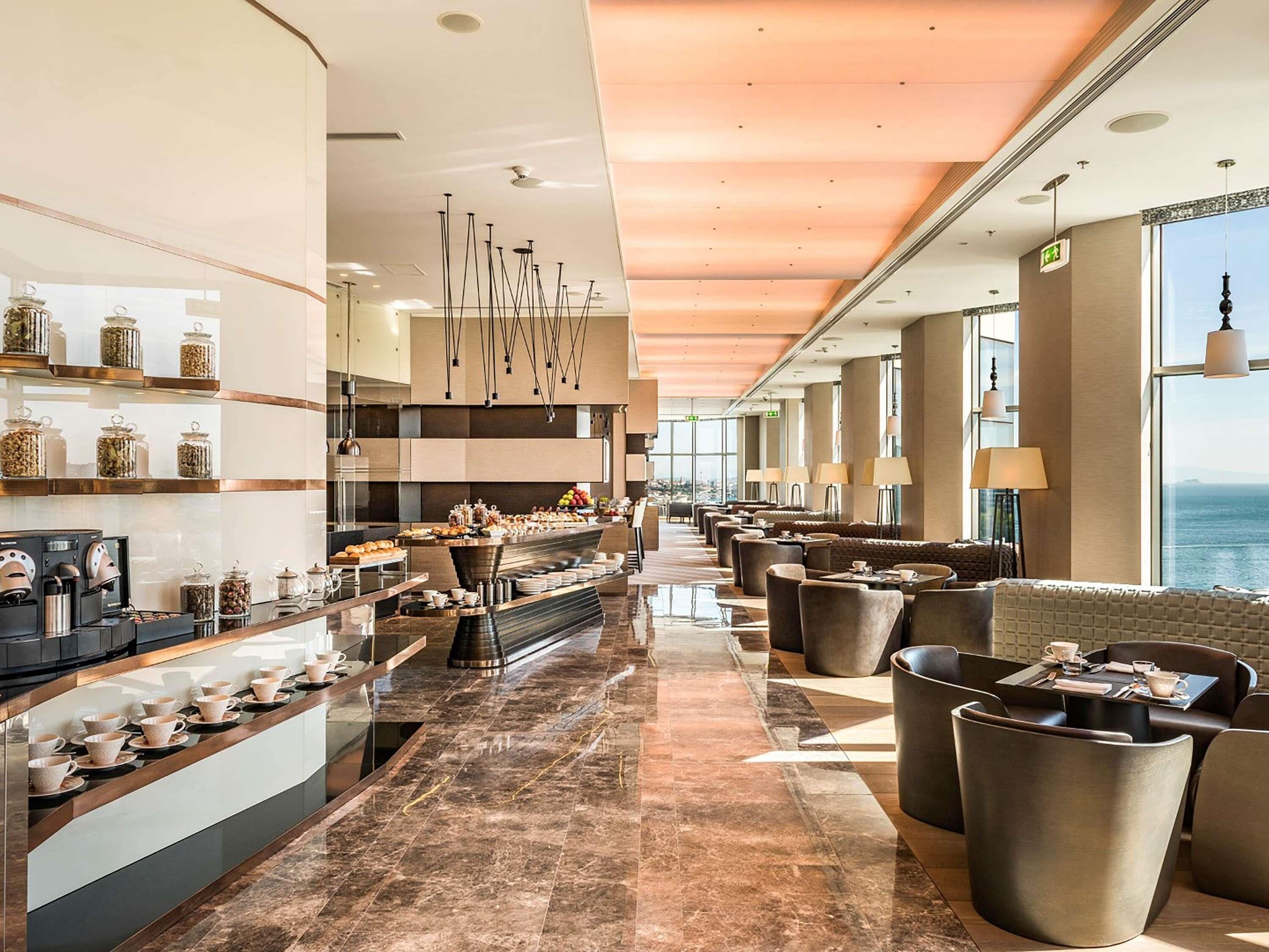 Hypo-allergenic bedding, minibar, in-room safe, desk