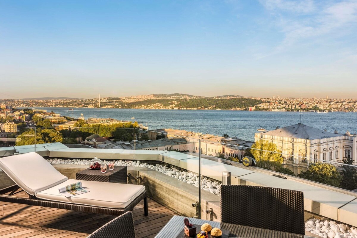 Executive Suite, 1 King Bed with Sofa bed, Terrace with executive lounge access | Hypo-allergenic bedding available, minibar, in-room safe, desk