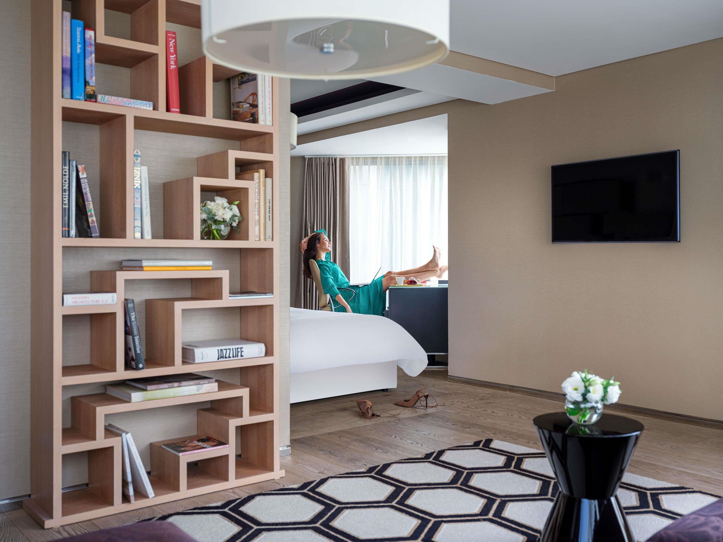 Room, 1 Bedroom, Park View, Corner (Residence) | Hypo-allergenic bedding, minibar, in-room safe, desk