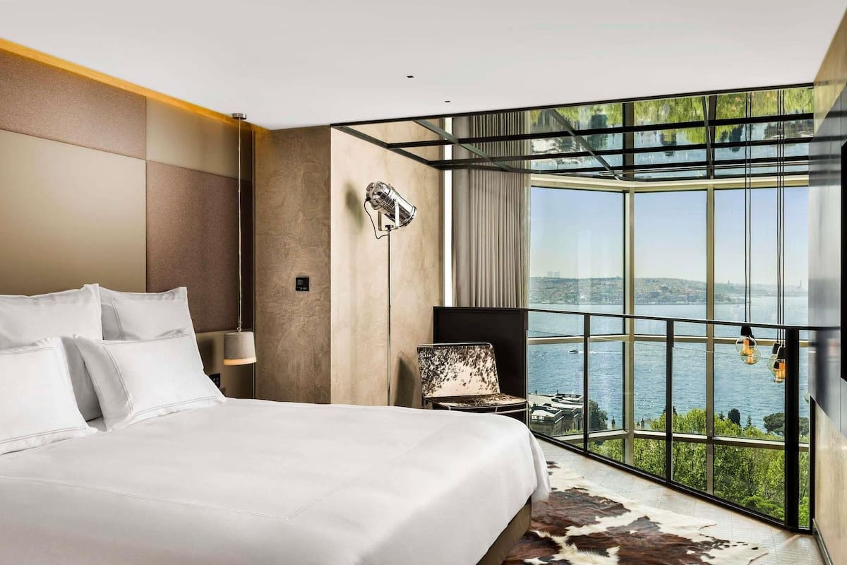 Signature Loft, 1 Double Bed, Corner with executive lounge access | Hypo-allergenic bedding, minibar, in-room safe, desk