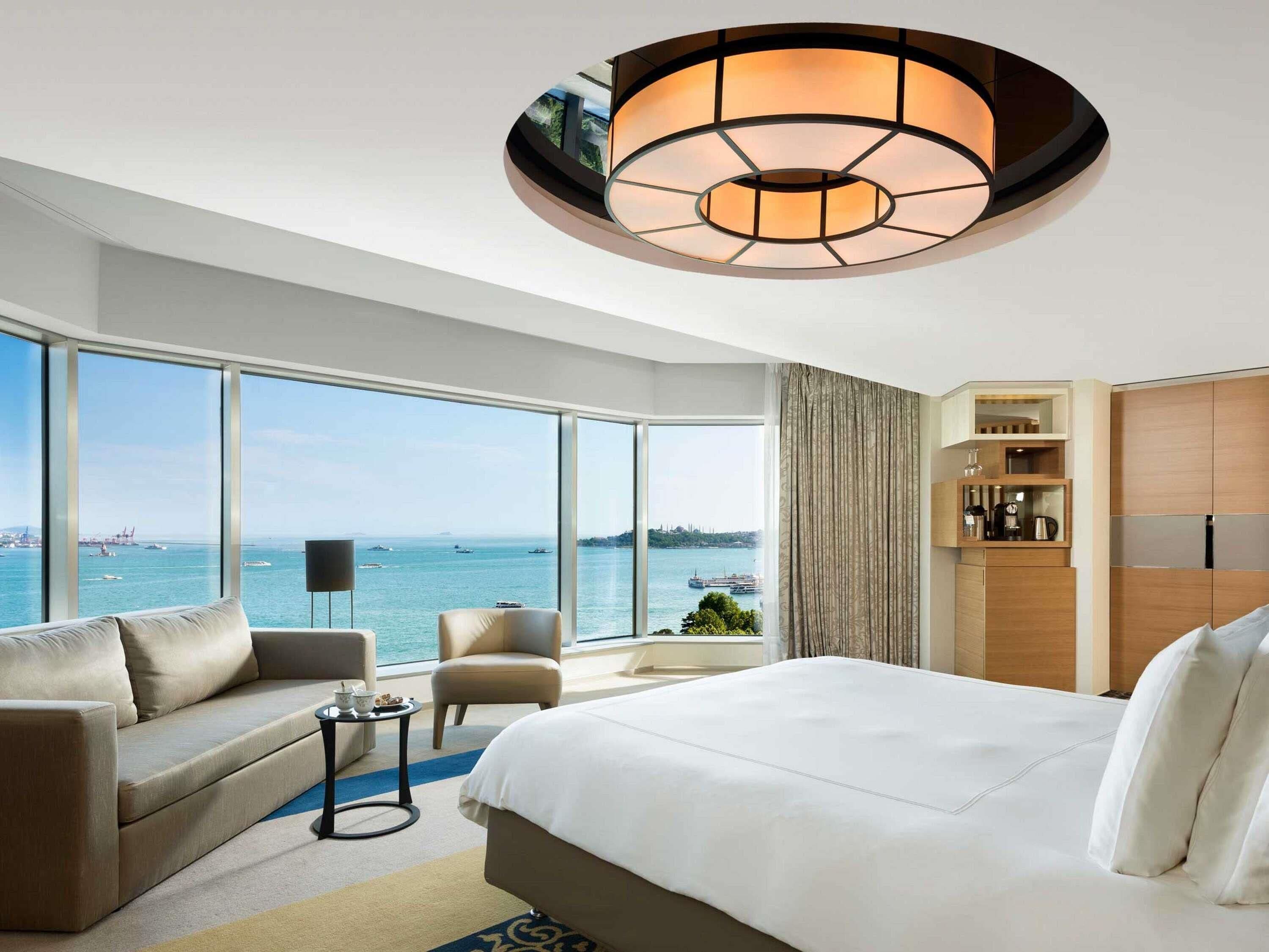 Hypo-allergenic bedding, minibar, in-room safe, desk