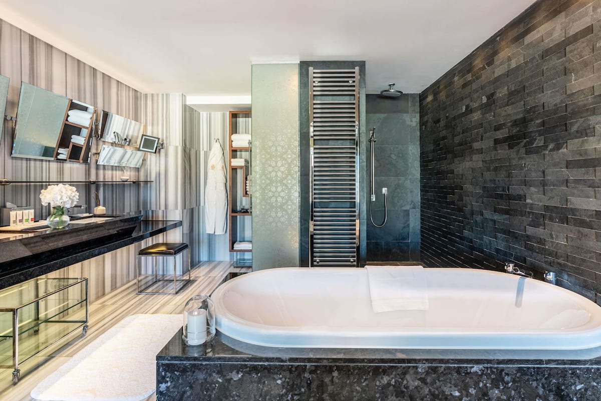 Hypo-allergenic bedding, minibar, in-room safe, desk