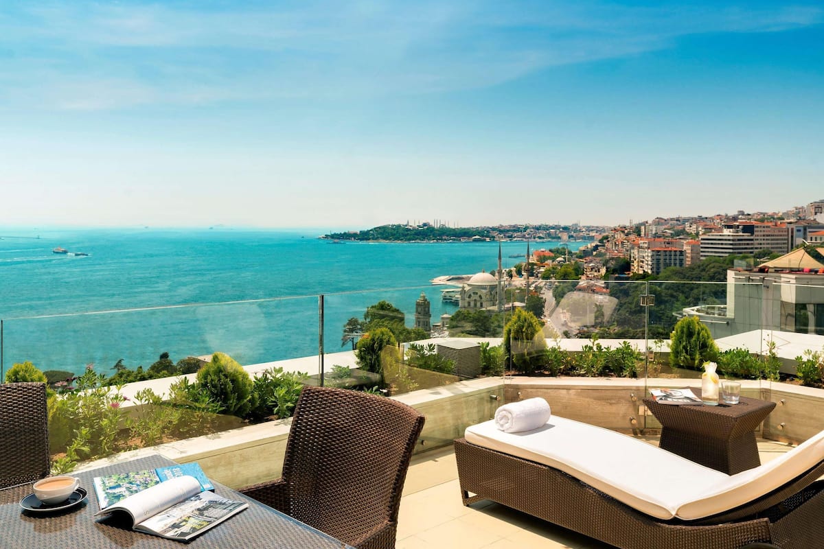 Suite, Multiple Beds with executive lounge access | Hypo-allergenic bedding, minibar, in-room safe, desk