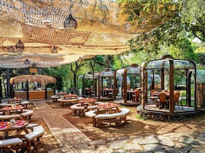 8 restaurants, breakfast, lunch, dinner served; international cuisine
