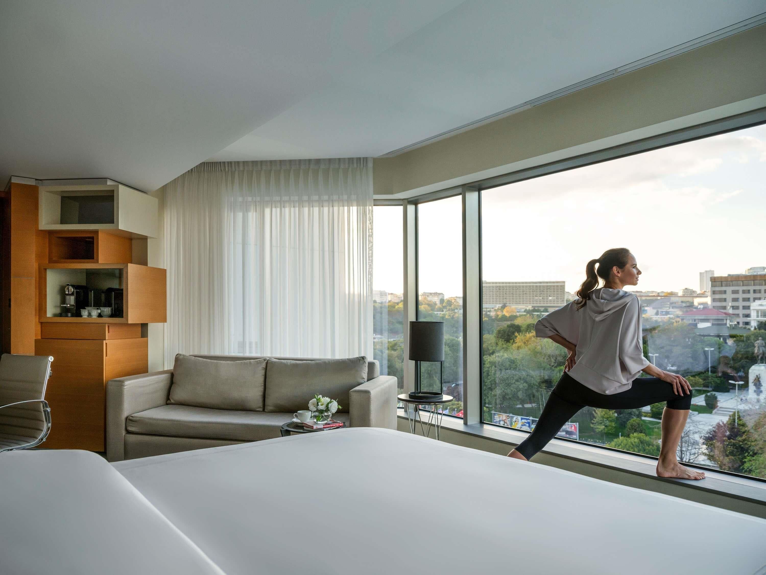 Hypo-allergenic bedding, minibar, in-room safe, desk