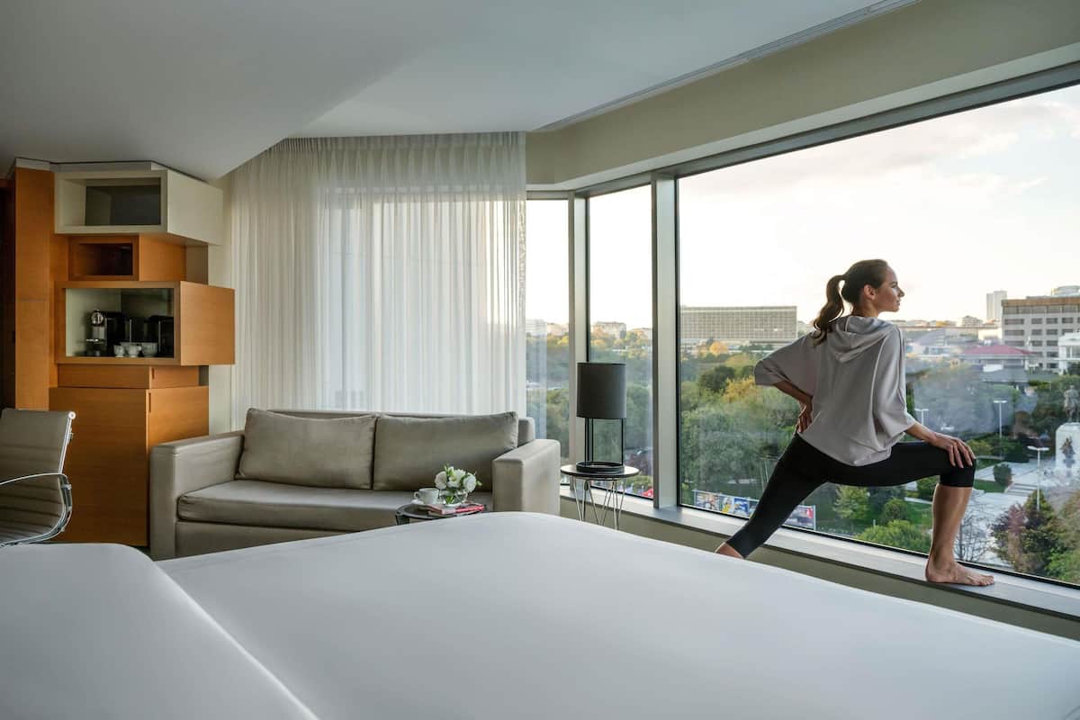 Hypo-allergenic bedding, minibar, in-room safe, desk