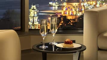 Hypo-allergenic bedding, minibar, in-room safe, desk