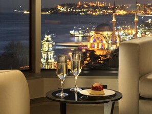 Swiss, Executive kamer, 1 kingsize bed, op de hoek | Hypoallergeen beddengoed, een minibar, een kluis op de kamer, een bureau