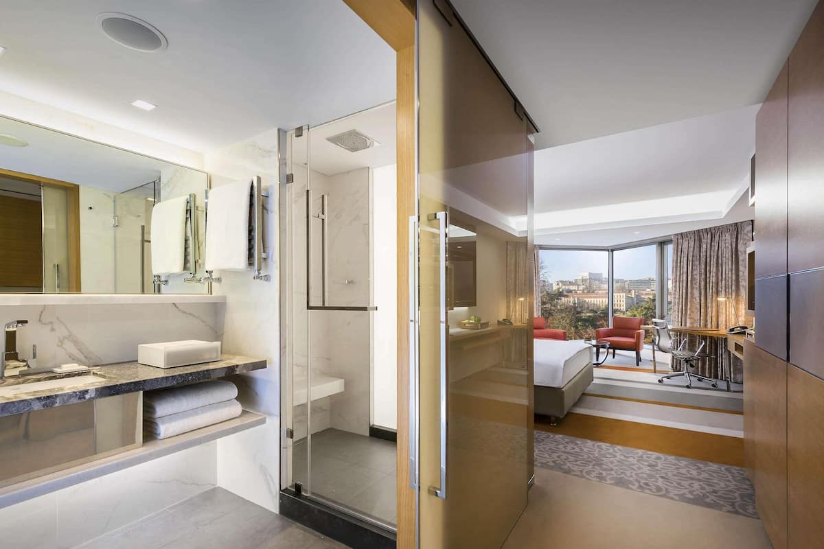 1 bedroom, hypo-allergenic bedding, minibar, in-room safe