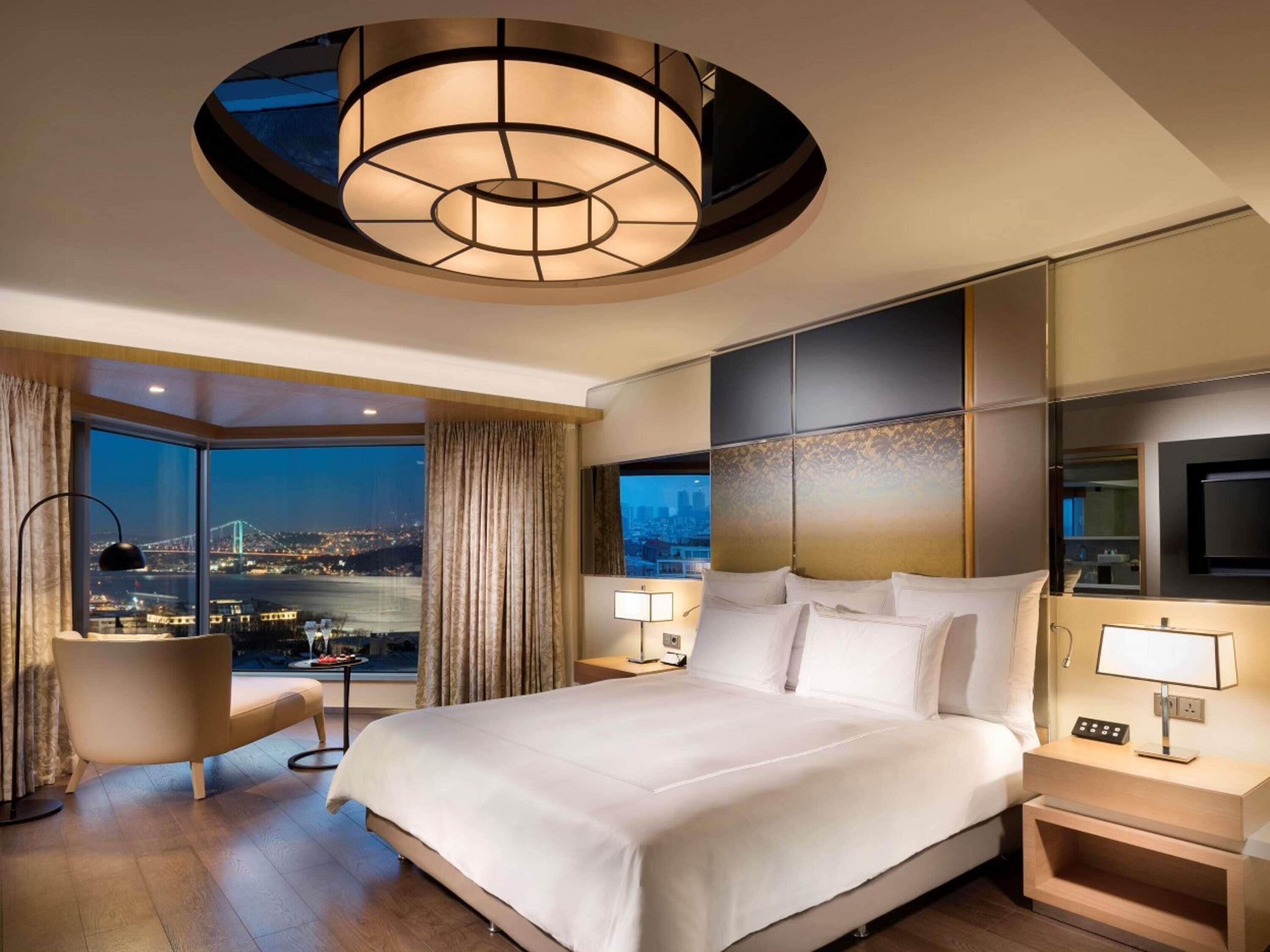 Suite, Jetted Tub with executive lounge access | Hypo-allergenic bedding, minibar, in-room safe, desk