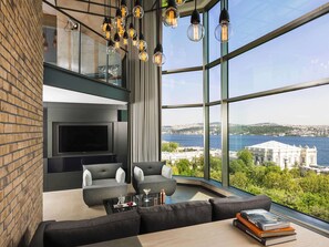 Signature Loft, 1 Double Bed, Corner | 1 bedroom, hypo-allergenic bedding, minibar, in-room safe