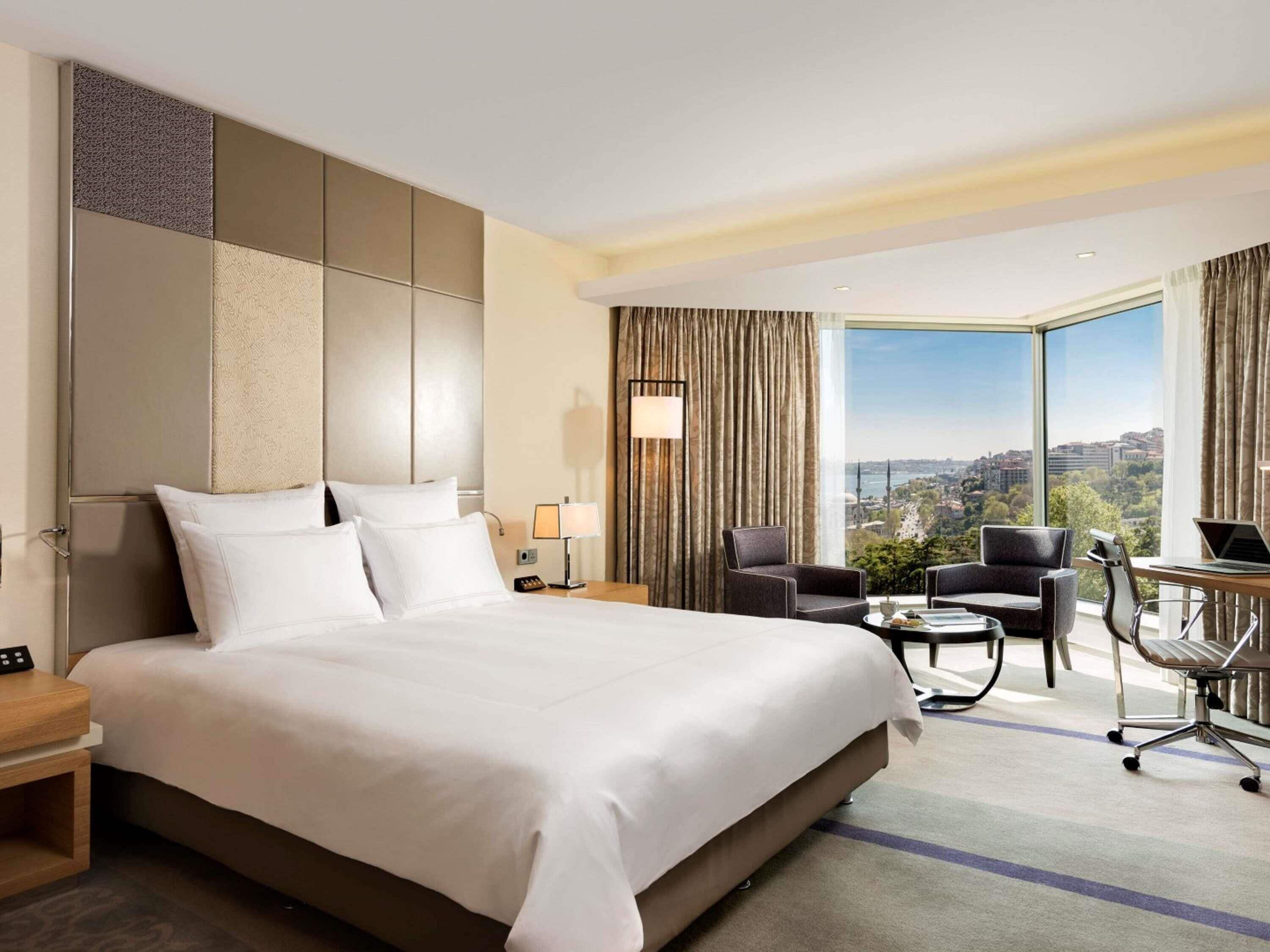 Swiss, Executive Room, 1 King Bed | Hypo-allergenic bedding, minibar, in-room safe, desk